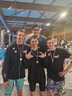 🏊‍♂️ Résultats compétition – Meeting de 
Lons-le-Saunier 🏆  📅 Ce week-end, les groupes Avenirs, Benjamins, GCC et Minimes étaient engagés sur le meeting de Lons-le-Saunier !
Une belle compétition marquée par de nombreux podiums, de très bons résultats et de nouvelles meilleures performances personnelles pour beaucoup 👏  📊 Le bilan :
💎 4 groupes représentés : Avenirs – Benjamins – GCC – Minimes
🥇 De nombreux podiums dans toutes les catégories
✨ Plusieurs meilleures performances personnelles
💪 Une superbe dynamique de groupe tout au long du week-end  👏 Un grand bravo à l’ensemble des nageurs pour leur engagement, leurs performances et cette belle énergie collective !
Une compétition encourageante et pleine de promesses pour la suite de la saison  #natation #alliancedijonnatation