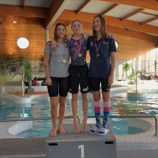 🏊♂️ Résultats compétition – Championnat District Lons-le-Saunier 🏊♂️ Ce week-end, les groupes GCC, Minimes, Benjamins et Étudiants étaient engagés sur le Championnat District à Lons-le-Saunier ! 📊 Le bilan :
• De nombreux podiums dans toutes les catégories
• 80 % de meilleures performances personnelles
• Une superbe dynamique de groupe tout au long du week-end Nouvelles qualifications pour les France :
• Louise DEWOLF – 50 m Brasse 🐸
• Suzon DUPORT – 100 m Dos 💪
• Ariane KABLITZ – 200 m Nage libre, 100 m Brasse, 200 m Brasse, 200 m 4 nages 🔥 Nouvelles qualifications (déjà qualifiés) :
Lison ROUSSEL – 200 m Papillon, 400 m 4 nages
Clément COLLIN – 100 m Brasse
Oscar JOBLOT – 200 m Papillon
Thibault PARIS – 100 m Brasse, 200 m Brasse
Louis PERCHE – 100 m Brasse De très belles performances collectives et une dynamique prometteuse pour la suite de la saison 🔥 #natation #alliancedijonnatation