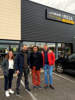 Renouvellement de partenariat 🍕 Le club est heureux d’annoncer la poursuite de sa collaboration avec La Cabane à Pizza pour la saison 2026. Nous remercions l’équipe pour sa confiance et son soutien. Ce partenariat est essentiel pour accompagner nos projets sportifs et permettre au club de continuer à avancer. 🏊♂️ 📍 Chevigny-Saint-Sauveur
9 ZAC en Terres Rousses (à côté de Lidl)
Ouvert 7 jours sur 7
@lacabaneapizza21 Pour les plus gourmands en déplacement, La Cabane à Pizza est également présente à Nuits-Saint-Georges. 🤫