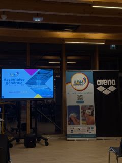 ✨ Assemblée Générale de l’ADN ✨ Le vendredi 30 janvier, s’est tenue l’Assemblée Générale du club.
Un moment fort pour faire le bilan de la saison et mettre à l’honneur celles et ceux qui font vivre l’ADN 💙 🏊♂️ Les nageurs ont été récompensés pour leurs performances sportives lors des différents Championnats de France.
🤝 Les bénévoles ont également été mis à l’honneur pour leur engagement essentiel au sein du club. 🎖️ Mention spéciale à Patrice Gontier, qui a reçu une récompense d’honneur pour ses 30 années d’engagement au service du club. Un immense merci pour tout 🙏 Merci également à la @villededijon ainsi qu’à l’ensemble de nos partenaires pour leur soutien et leur présence. 👏 Bravo à l’ensemble des récompensés et merci à toutes les personnes présentes. L’ADN, c’est avant tout la Bienveillance, le Respect et l’Exigence