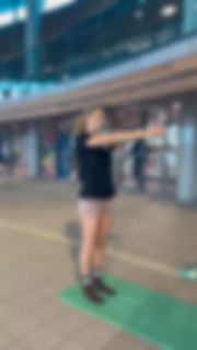 La mobilité est essentielle pour nager efficacement et limiter les blessures.
Avant l’entraînement, on privilégie des étirements dynamiques pour préparer le corps.
Après la séance, les étirements passifs aident à relâcher les tensions et favoriser la récupération. 🌊