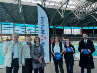 Un grand merci au Crédit Mutuel pour son engagement à nos côtés 🤝  À travers ce partenariat, le Crédit Mutuel soutient concrètement le développement de notre association et de nos nageurs, notamment avec la remise des bonnets pour nos écoles de nage 🏊‍♂️  Un geste essentiel qui contribue à transmettre les valeurs du sport dès le plus jeune âge : apprentissage, progression et esprit d’équipe.  Nous sommes fiers de pouvoir compter sur un partenaire engagé dans la vie locale et le sport.  Merci pour votre confiance 🙏