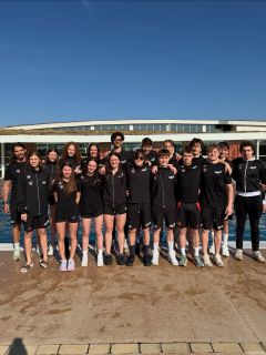 🎬 Clap de fin pour les stages de nos groupes compétition ! 
Des semaines intenses à l’entraînement, rythmées par des moments conviviaux qui font la force de l’Alliance Dijon Natation ☀️  Photo 1 : Entraînement du GCC à la piscine du Carrousel, au cœur du travail quotidien  Photo 2 : Le GCC à domicile, un collectif soudé et déterminé  Photo 3 : Groupe CAF / Élite en déplacement à Canet pour une semaine intense entre performance et cohésion  Photo 4 : Les Minimes en stage à domicile, entre progression et esprit d’équipe  Photo 5 : Les Benjamins en activité escalade, pour se dépasser autrement  Photo 6 : Le groupe des Benjamins à l’entraînement  Photo 7 : Groupe Avenir lors de leur dernière sortie randonnée de l’année 🌿  Photo 8 : Groupe Avenir pré-compétition en moment jeu avec les tapis dans l’eau  Photo 9 : Les Avenirs pré-compétition à l’escalade  Photo 10 : Préparation du goûter, un moment simple de partage  Fiers de nos groupes, fiers de l’Alliance Dijon Natation 💪