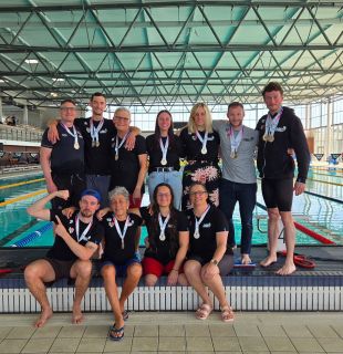 📣 Résultats - Championnats de France N2 d’Été Maîtres 🇫🇷 👏 Félicitations à tous les nageurs de l’ADN pour leurs performances et leur engagement tout au long de cette compétition ! Une belle représentation du club avec de nombreux podiums individuels et en relais ! 🥇 Podiums individuels : Nicolas Mendes :
🥇 50m Brasse |🥈 50m Pap |🥉 100m Pap Jean-Baptiste Fleuret :
🥇 200m Pap | 🥉 100m Pap Patrick Bataille :🥉 200m Brasse Come Losson :🥉 50m Brasse 🏊♀️ Podiums des relais :
🥇 4x50 Nage Libre Mixte
🥈 4x50 4 Nages Messieurs
🥉 4x50 Nage Libre Messieurs